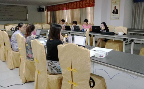  各家的客服美女真是巾幗不讓須眉啊，學(xué)習(xí)工作兩不誤
